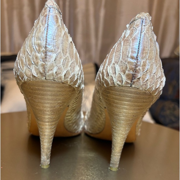 Coach Tan Snakeskin Printed Leather Kitten Heels Size 8B. Good condition - Picture 3 of 5
